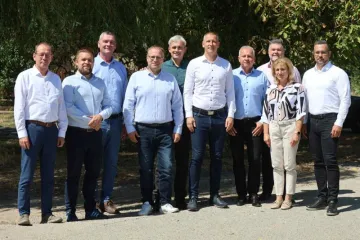 Tíz ellenzéki városvezető.