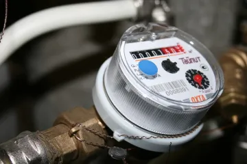 Júniustól egyszerűsödik a használati melegvízmérővel rendelkező lakások vízmérő-leolvasása Dunaújvárosban