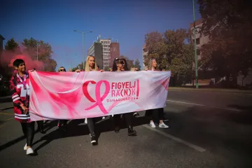 Figyelj.