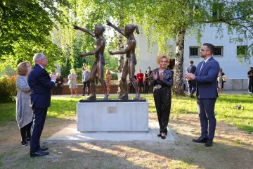 Új szobor.