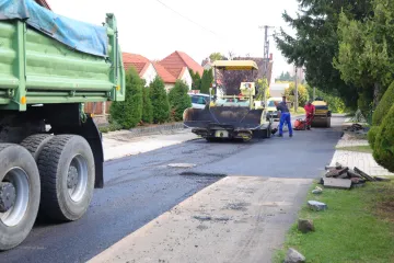 Aszfaltoznak.