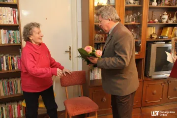 Hírkép: Anna néni köszöntése