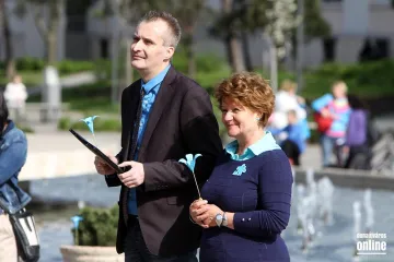 Hírkép: Kékben ragyogott a Városháza tér