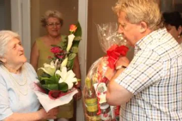 Hírkép: Kilencven évesen, unokák gyűrűjében
