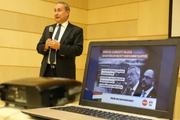 Hírkép: &quot;Védjük meg a brüsszeli bürokráciától Magyarországot!&quot;