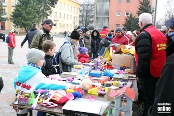 Hírkép: Téli ruhát és tartós élelmiszert adományoztak a főtéren