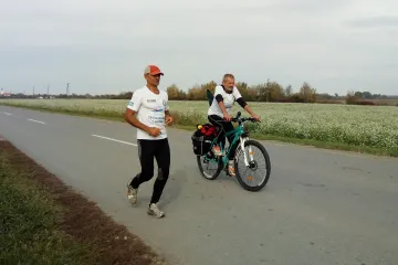 Hírkép: „70 maratonnal a Dunáért” Már 2000 km-t futott a Duna mentén Hidvégi-Üstös Pál