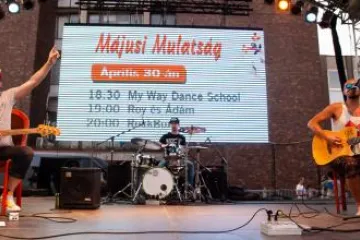 Hírkép: Nyári hangulatban búcsúzott az április a főtéren