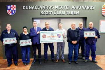 Hírkép: Újabb félmilliós támogatást adtak át