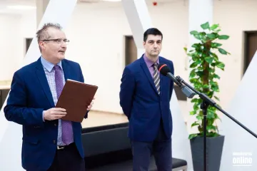 Hírkép: Ügyintézés a legmodernebb körülmények között