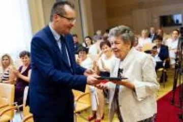 Hírkép: A pedagógusok több évtizedes munkáját díjazták