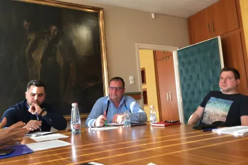 Hírkép: Koronavírus: bezár az uszoda és az élményfürdő, megszűnik az első ajtós felszállás