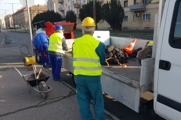 Hírkép: Új géppel zajlanak a kátyúzási munkálatok