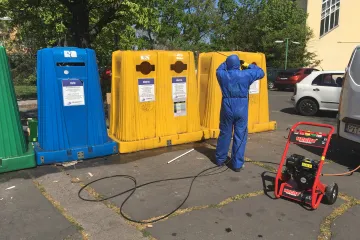 Hírkép: Mossák a szelektív gyűjtőszigeteket