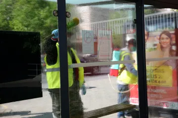 Hírkép: Takarítás, fertőtlenítés a buszmegállókban is