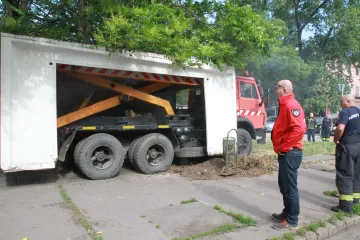 Hírkép: A hajléktalanszállóhoz vitték a Papírgyári úti beton buszmegállókat