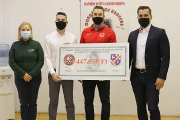 Hírkép: Fél millió forint a Dunaújvárosi Jégtörők Egyesületnek