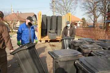 Hírkép: Újabb helyszíneken folytatódik a szelektív hulladékgyűjtő edények átvétele
