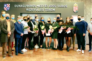 Hírkép: A város vezetői köszöntötték a női vízilabda csapatot