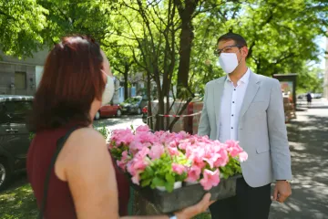 Hírkép: Maszk és virág a városlakókért