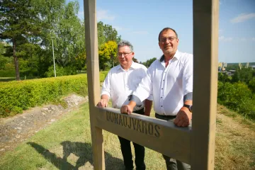 Hírkép:  Dunaújváros hírnevét öregbíti a Felső - Dunaparton felállított "képkeret " 