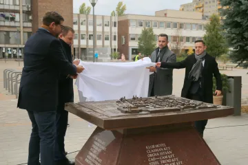 Hírkép: A város szíve mellett már Dunaújváros makett szobra is díszíti a főteret