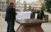 Hírkép: A város szíve mellett már Dunaújváros makett szobra is díszíti a főteret