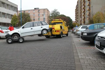 Hírkép: Sok bosszúságot okoznak a közterületen "felejtett" autók - az önkormányzat évtizedes problémát számol fel