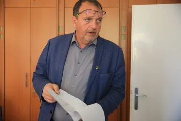 Hírkép: Több tucat paddal és kukával bővültek Dunaújváros közterei