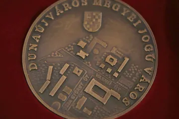 Hírkép: 60 éve Dunaújváros -  Pintér Tamás az utolsó Sztálinvárosban és az első Dunaújvárosban születetteket köszöntötte 