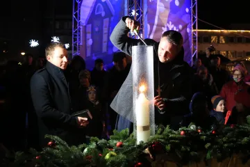 Hírkép: Advent első vasárnapján meggyújtották a HIT gyertyáját