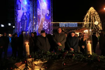 Hírkép: Felgyulladt az Öröm gyertyája a Városháza téren 