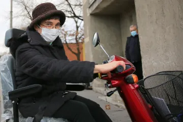 Hírkép: Eelektromos mopedet adományozott a városvezetés