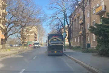Hírkép: Több tonna kosztól és portól takarította meg az utakat a takarítógép