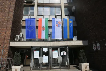 Hírkép: „Zászlók a szélben…”  – lobogók díszítik Dunaújváros köztereit