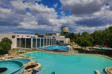 Hírkép: Péntektől használható az élményfürdő csúszda medencéje, hétfőnként "unoka kedvezmény" lesz 