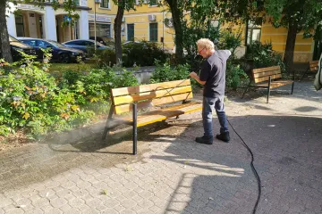 Hírkép: A belváros utcabútorait rendszeresen fertőtlenítik