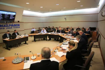 Hírkép: Egy óra közgyűlési vita a vasmű helyzetéről