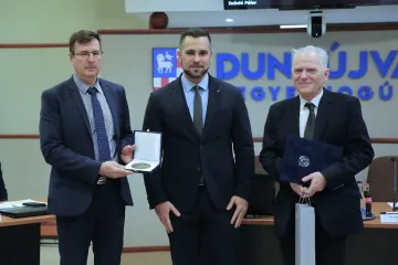 Hírkép: A kórház Belgyógyászati Osztályának kollektívája kapta a Dunaújváros Egészségügyéért díjat