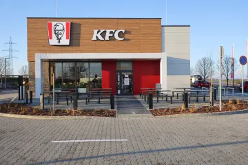 Hírkép: Megnyílt a dunaújvárosi KFC étterem – 34 embernek adnak munkát