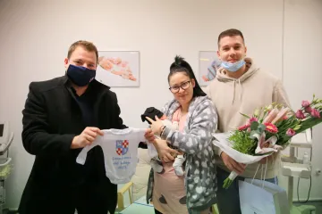 Hírkép: Gerzsenyi Olivér 2023 első dunaújvárosi babája