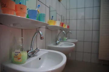 Hírkép: A gálaest bevételéből gyermekmosdót újítottak fel a Bóbita óvodában