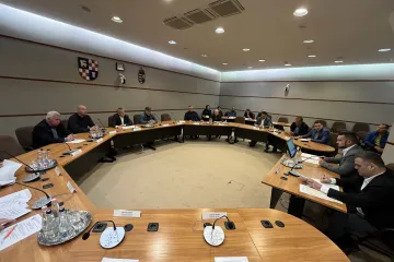 Hírkép: Havi száz forintért buszozhatnak a diákok és a nyugdíjasok