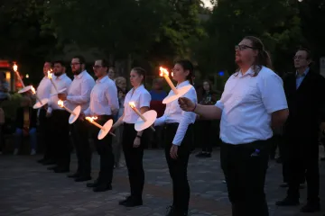 Hírkép: Végigvonult a fáklya fénye, elköszöntek a végzős hallgatók