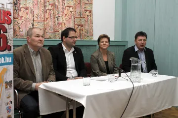 Hírkép: Martinásszal a világot jelentő gördeszkákon