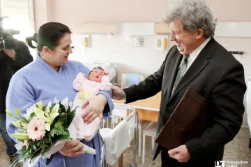 Hírkép: Köszöntötték az év első dunaújvárosi babáját!