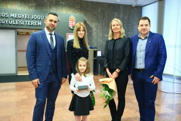 A szféra legrangosabb önkormányzati elismeréseit Pintér Tamás polgármester adta át a csütörtöki közgyűlésen.