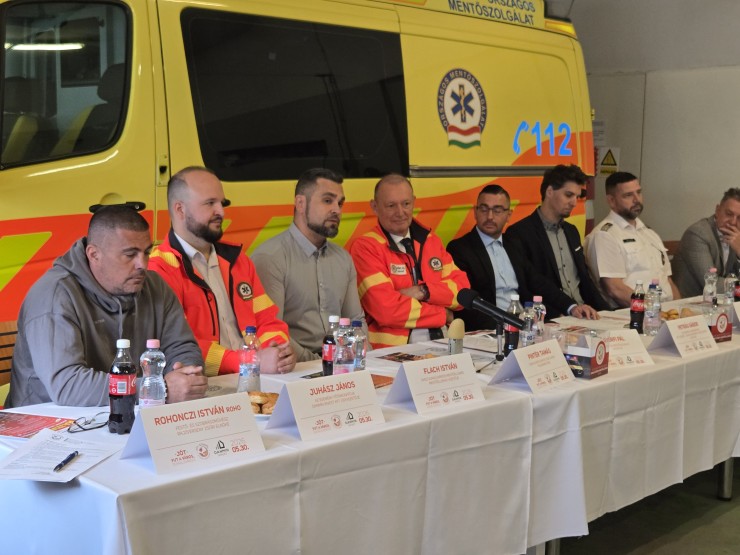 Sajtótájékoztató