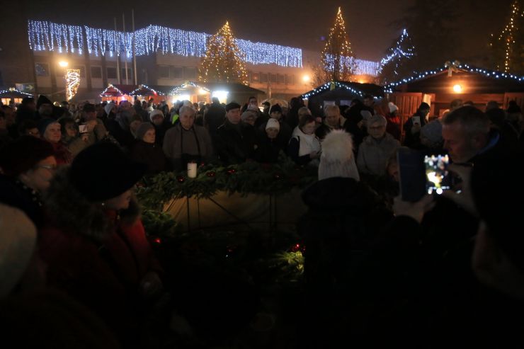 Megkezdődött az advent időszaka és ezzel együtt a Városháza téri Adventi forgatag is megnyitotta a kapuit