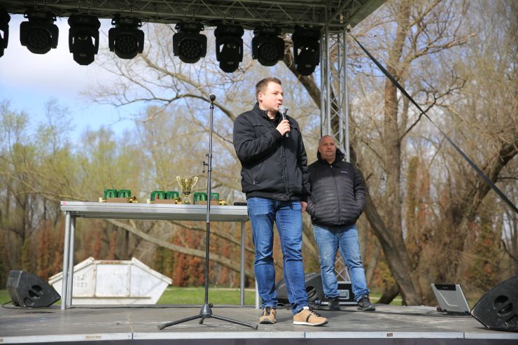 Halfesztivál a Szalki-szigeten: ízélmény a metsző szélben